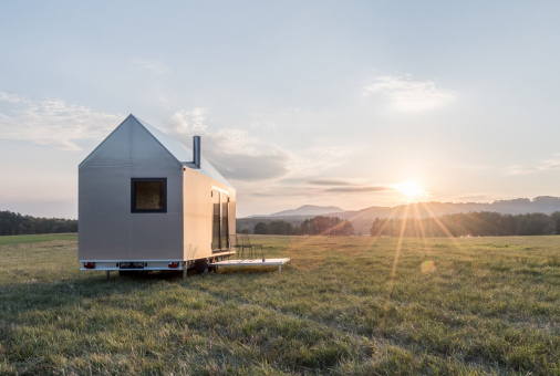 K přesunu domku Mobile Hut potřebujete jen větší osobní auto s tažným zařízením, tzv. koulí. Postavit ho můžete kdekoli bez stavebního povolení.