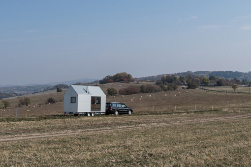K přesunu domku Mobile Hut potřebujete jen větší osobní auto s tažným zařízením, tzv. koulí. Postavit ho můžete kdekoli bez stavebního povolení.