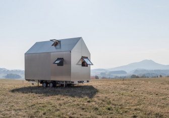 Hliníkový design domku na kolech Mobile Hut si řekl o tepelně izolované hliníkové okenní profily Schüco AWS 50 s pohledovou šířkou pouze 40 mm (vyklápěné ven) a dveře Schüco ADS 50 s dvojitým bezpečnostním sklem