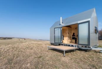 Hliníkový design domku na kolech Mobile Hut si řekl o tepelně izolované hliníkové okenní profily Schüco AWS 50 s pohledovou šířkou pouze 40 mm (vyklápěné ven) a dveře Schüco ADS 50 s dvojitým bezpečnostním sklem