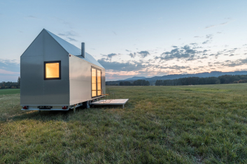 Hliníkový design domku na kolech Mobile Hut si řekl o tepelně izolované hliníkové okenní profily Schüco AWS 50 s pohledovou šířkou pouze 40 mm (vyklápěné ven) a dveře Schüco ADS 50 s dvojitým bezpečnostním sklem