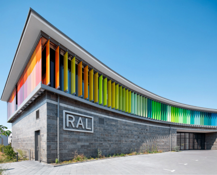 Fasáda je osazena velkoformátovými žaluziovými lamelami Schüco ALB, které jsou 3 až 3,5 metru vysoké a pohybují se pomocí motorů a převodových skříní zabudovaných v hliníkových nosných profilech