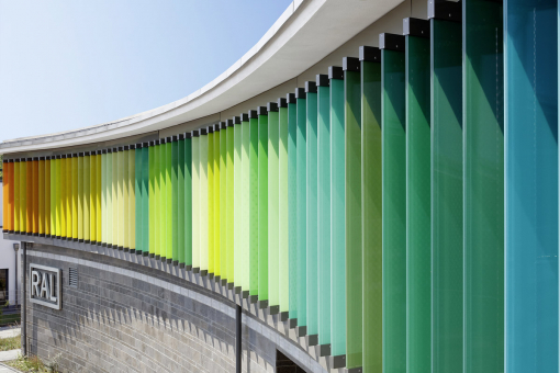 Fasáda je osazena velkoformátovými žaluziovými lamelami Schüco ALB, které jsou 3 až 3,5 metru vysoké a pohybují se pomocí motorů a převodových skříní zabudovaných v hliníkových nosných profilech