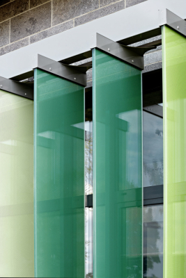 Velkoformátové žaluziové lamely jsou pokryty tečkovaným rastrem aplikovaným metodou sítotisku a lze je natáčet až o 90 °, díky čemuž mohou automaticky měnit polohu dle úhlu dopadu slunečního světla