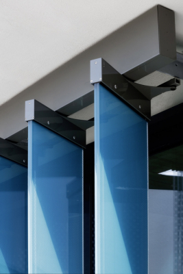 Velkoformátové žaluziové lamely jsou pokryty tečkovaným rastrem aplikovaným metodou sítotisku a lze je natáčet až o 90 °, díky čemuž mohou automaticky měnit polohu dle úhlu dopadu slunečního světla