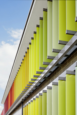 Velkoformátové žaluziové lamely jsou pokryty tečkovaným rastrem aplikovaným metodou sítotisku a lze je natáčet až o 90 °, díky čemuž mohou automaticky měnit polohu dle úhlu dopadu slunečního světla