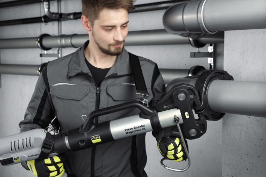 S nástrojem Viega Pressgun Press Booster lze pohodlně a rychle lisovat ocelové trubky v dimenzích až do 4 palců