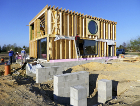 Obr. 3: Kompaktní hmota vytápěné části domu v době výstavby – viditelné jsou zatím z vnějšku nezaklopené komory určené k zafoukání celulózou