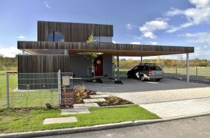 Obr. 5: Vstupní průčelí – otevření prostoru pod vstupním přístřeškem do ulice