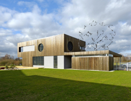 Obr. 8: Jihovýchodní pohled – pod přístřeškem nevytápěná hobby místnost, kresbou je naznačena budoucí velikost stromu prorůstajícího přístřeškem