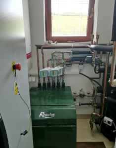 Obr. 3: Strojovna rodinného domu, tepelné čerpadlo