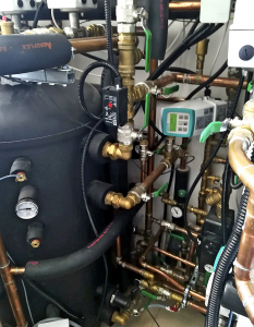 Obr. 5: Kombinovaný zásobník a napojení okruhů TV, vytápění a výměníku VZT