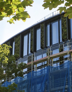 Obr. 10: Fasáda těsně před dokončením