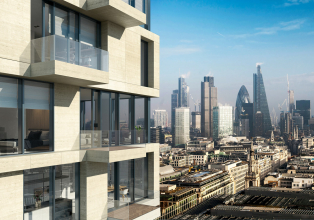 Schüco UDC 80: V kombinaci s balkony vytvářejí vložené, mechatronicky ovládané výborně těsnicí posuvné dveře ASE 80 TC funkční design výškových rezidenčních budov