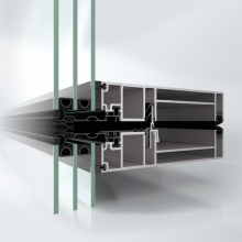 Fasáda Schüco UDC 80 SG působí zvenku velice impozantně díky velkorysému celoskleněnému vzhledu fasády; zevnitř vypadá jako klasická modulová fasáda s pohledovou šířkou pouhých 80 mm