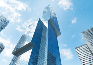 Fasáda Schüco UDC 80 SG působí zvenku velice impozantně díky velkorysému celoskleněnému vzhledu fasády; zevnitř vypadá jako klasická modulová fasáda s pohledovou šířkou pouhých 80 mm