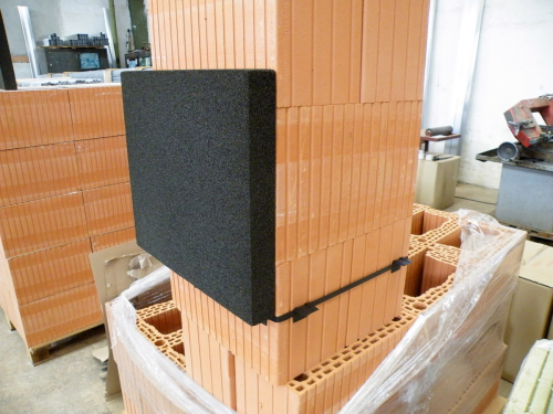 Desky položíme na plastové rohy a přilepíme na komín a k sobě tak, aby vytvořily kolem komína požadovaný prostup