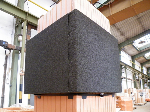 Po zaschnutí tmele (při 15 °C min. 3 hodiny) obě stahovací pásky opatrně odstraníme a případné nepřesnosti začistíme, aby vznikl dokonale hladký povrch.