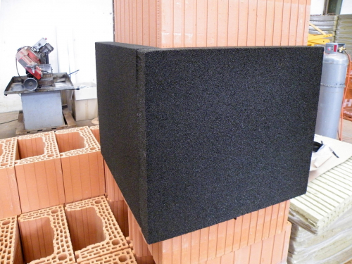 Všechny styky desek (svislé i vodorovné) a místa spojů desek s komínovým pláštěm jak ze spodní strany, tak i z horní strany přetmelíme, aby po celém obvodu prostupu nebyl tmel nikde přerušen.