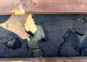 Odstrašující případ pojistné hydroizolace nejasného původu; vady v souvislosti s netěsnostmi začala střecha vykazovat po čtyřech letech provozu, fotodokumentace zachycuje stav po 10 letech provozu