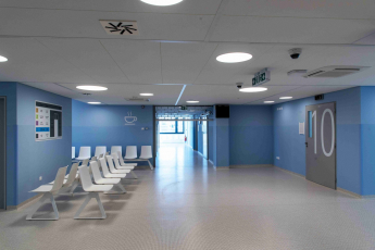 Jednotlivá oddělení, patra a komunikační chodby jsou barevně odlišeny, a usnadňují tak pacientům orientaci snadno srozumitelnou grafikou piktogramů