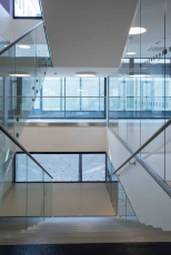 Jednotlivá oddělení, patra a komunikační chodby jsou barevně odlišeny, a usnadňují tak pacientům orientaci snadno srozumitelnou grafikou piktogramů