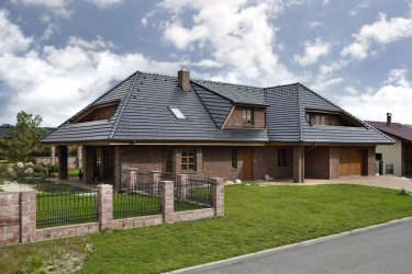 Barevný svět Tondach se rozšiřuje o šedou engobu na tašce Stodo 12