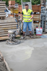 Obr. 9: Zapracovávání metalického vsypu pomocí průmyslové hladičky