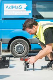 Obr. 10: Zkouška přídržnosti podlahových vrstev