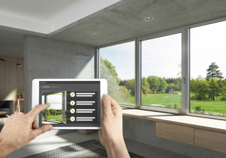 Inteligentní jednotky Schüco: Výrobce dostává digitální informace o cyklech údržby, potřebných náhradních dílech, dokumentech a certifikátech.