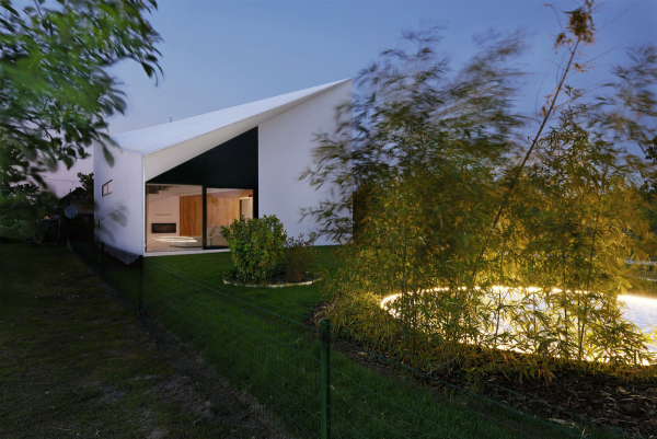 Vítěž v kategorii Domy do 150 m²: Peter Gonda a Márius Žitňanský (foto Matej Hakár)