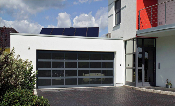 Sekční garážová vrata ART 42 složená z hliníkových rámů, které lze volitelně vyplnit různým typem prosklení nebo tahokovem