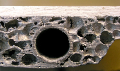 Obr. 3: Interiérové stropné vykurovacie/chladiace panely z penového hliníka v kancelárskych priestoroch (260 m2) firmy Hydro Extrusion Slovakia, a. s., v Žiari nad Hronom