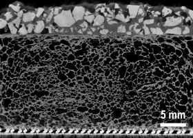 Obr. 6: Štruktúra strešnej krytiny z penového hliníka s povrchovou vrstvou vystuženou čadičovým kamenivom v bitúmenovej matrici