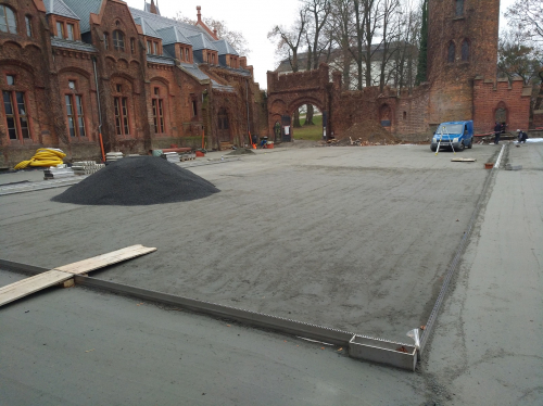 Štěrbinové odvodnění zámeckého nádvoří v Hradci nad Moravicí