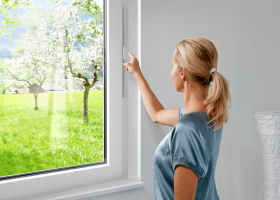 Obr. 5: Okno s rekuperačním větráním (zdroj www.cosedicasa.com)