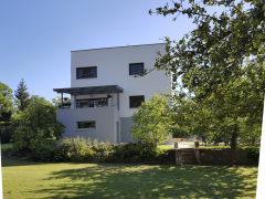 Terasa byla postavena znovu, je nyní o trochu větší. Ještě se čeká na realizaci schodiště do zahrady.