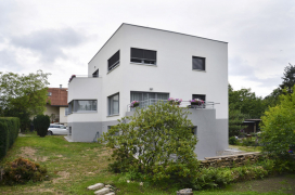 U všech oken byly odstraněny kapsy dřevěných žaluzií, které už nebyly funkční. Většina oken se proporčně zvětšila, aby se při zateplení fasády opticky posílila. Některé otvory byly naopak zmenšeny nebo zazděny.