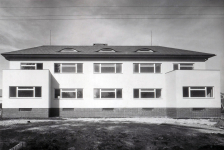 Dvojvila ředitelů dusíkáren v Ostravě-Mariánských Horách, kde byl použit typ halového půdorysu poprvé. „V menším z bytů bydlel strýc Jiří Veselý se svou ženou, mladší sestrou mého otce Květou Šlapetovou-Veselou. Strýc byl chemik a působil jako technický ředitel dusíkárny,“ uvádí Vladimír Šlapeta a dodává: „Strýc si nepřál rovnou střechu, která byla v původním projektu, otec tedy udělal kompromis, valbovou střechu o malém sklonu. Poprvé tu použil typické šlapetovské okno s pevnou střední částí a poutcem a otevíravými křídly po stranách.“