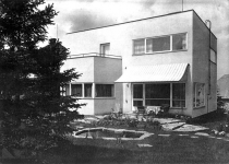 Vila Dr. Klimeše v Opavě na Kylešovském kopci, která předcházela stavbu Morávkových v Černošicích. V této vile vyrostl architekt Ivo Klimeš, autor divadla v Mostu a přestavby dalších divadel.