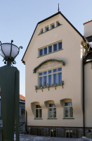 Průčelí do ulice – secesní dekor je poměrně střídmý, ale je přesně rozvržen. Velké okno patří k hlavnímu salonu.