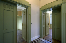 Na oknech a dveřích byla nalezena původní barva nátěru. Tento odstín je velmi pěkný a dobře doplňuje výtvarné pojetí celé vily.