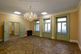 Jedenáct kanceláří bylo navrženo jako samostatné prostory s možností propojení