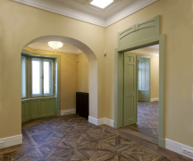 Jedenáct kanceláří bylo navrženo jako samostatné prostory s možností propojení