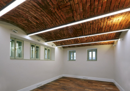 Cihelné klenby nad suterénem byly očištěny od omítek a opraveny