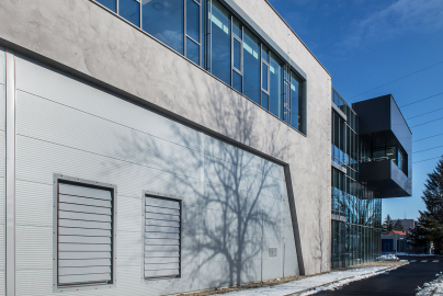 Budova firmy SMS Elektro v Českých Budějovicích má fasádu imitující beton od spelčnosti LB Cemix