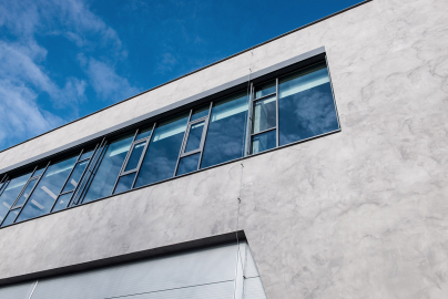 Budova firmy SMS Elektro v Českých Budějovicích má fasádu imitující beton od spelčnosti LB Cemix