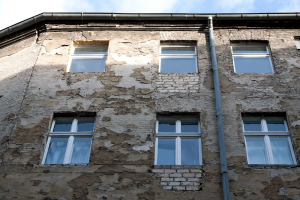 Obr. 1: Podklad pro zateplování je třeba řádně očistit, zbavit mastnot, výkvětů a puchýřů