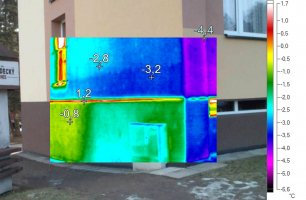 Obr. 3: Termovizní snímek hliníkového zakládacího profilu. Jeho vnější povrchová teplota je výrazně vyšší než teploty v místě zateplení, tvoří se zcela zbytečný tepelný most.