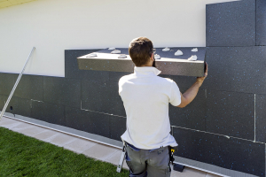 Obr. 5: Ukázka špatně naneseného cementového lepidla na povrch fasádního EPS